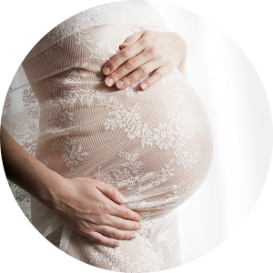 Zwanger buik met stof kant