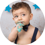 Cake-Smash_witte_muur_jongen_fotoshoot_leukste_beste_shoot_voor_eenjarige_baby