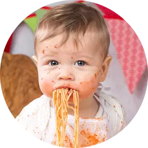 Smullen en knoeien tijdens een Italiaanse spaghetti smash sessie bij fotograaf Pauline Jongenelen in regio Eindhoven en Helmond . Noord-Brabant