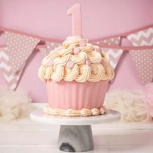 Details-van-roze-meisjestaart-cake-smash-sessie-perfecte-plaatje