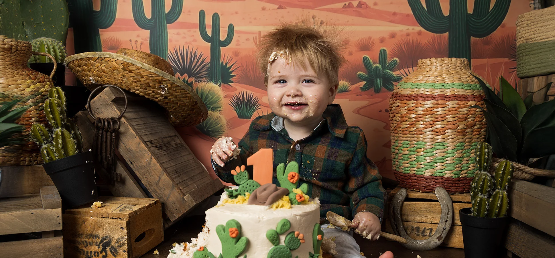 Cowboy them voor een cake smash fotoshoot D.i.Y. Versus professional fotograaf