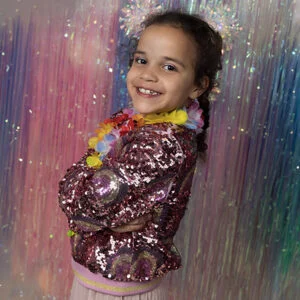 Kinderfeestje thuis meisje idee make-up workshop met beautytips en fotoshoot meisje lacht voor de camera